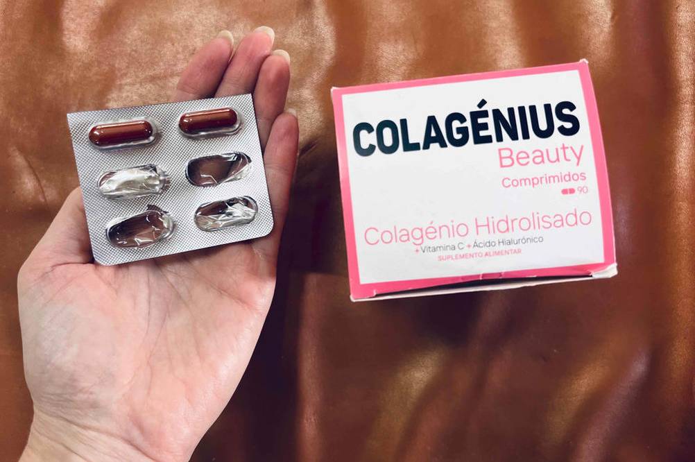 Hyaluron-Kollagen-Kapseln getestet: Verpackung von Hyaluron-Kollagen-Kapseln und Blisterverpackung mit zwei Kapseln darin wird daneben in der Hand gehalten.