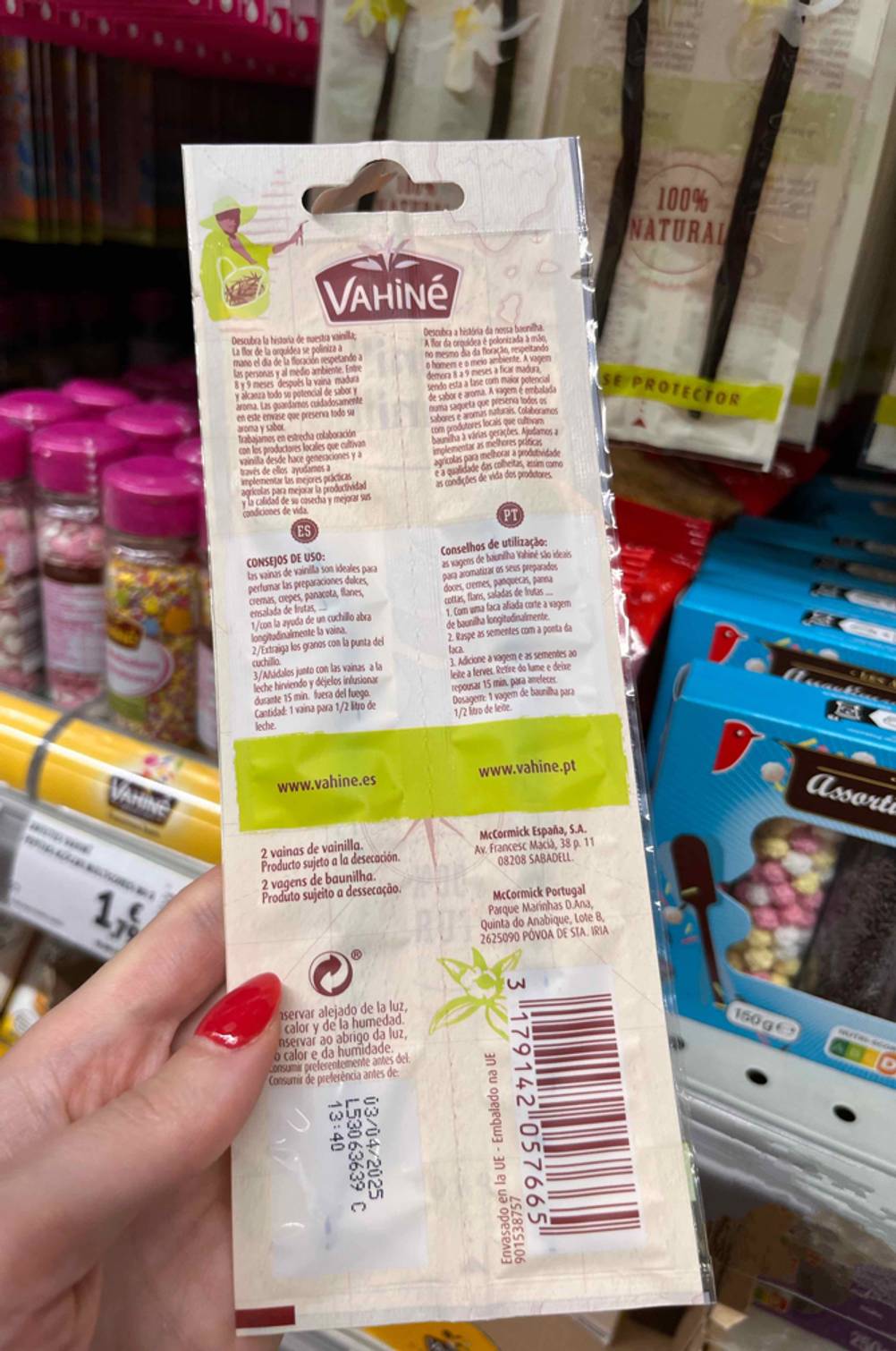 Vanilleschoten im Test: Eine Hand hält die Rückseite einer Packung hoch