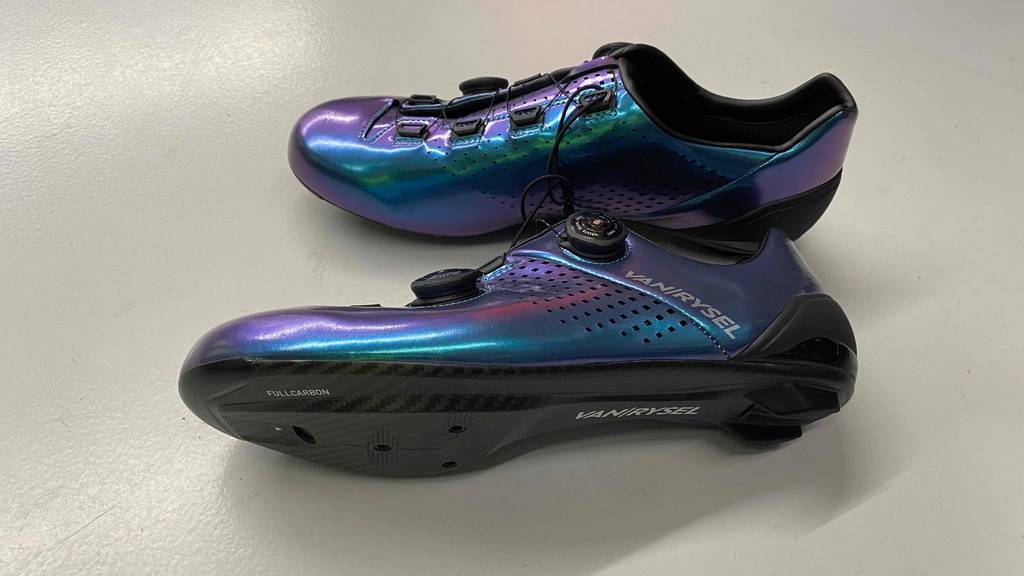 Getestete Herren-Fahrradschuhe: liegende Schuhe, Ober- und Sohlenansicht.