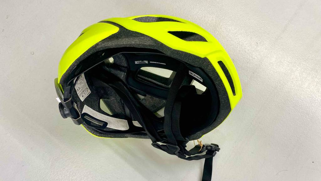 Rennradhelm getestet: Ein Helm von der Seite auf einer hellen Fläche.