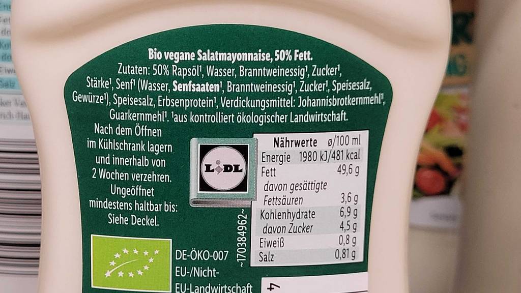 Nahaufnahme der getesteten veganen Mayonnaise mit Nährwertangaben darauf ersichtlich.