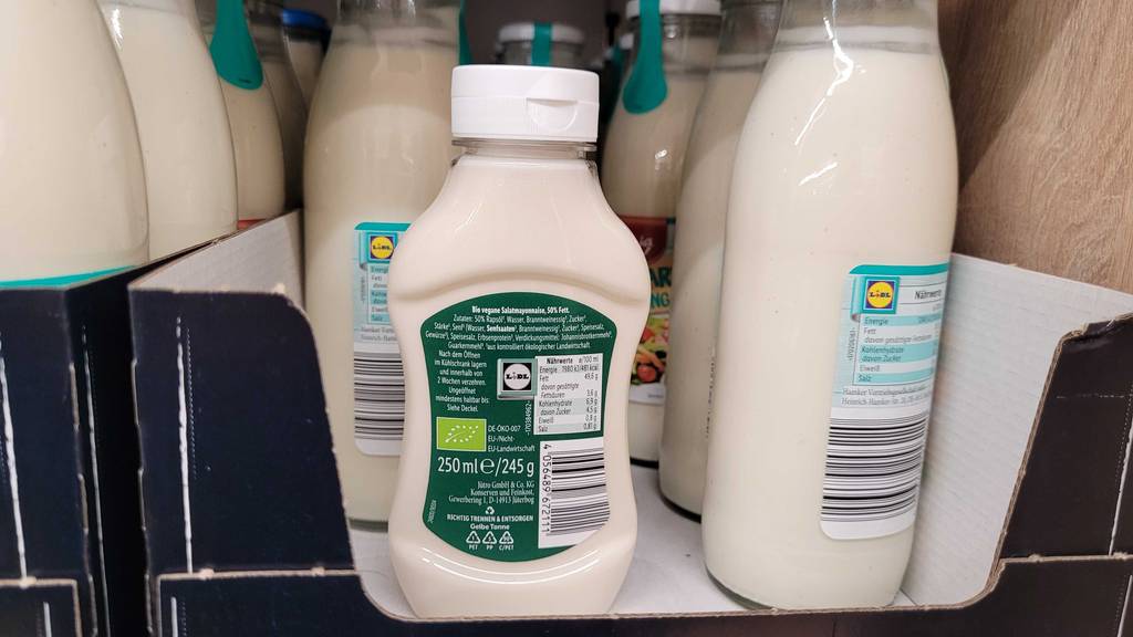 Die Rückseite der Verpackung von einer getesteten veganen Mayonnaise mit Zutaten und Nährwerten darauf ersichtlich.