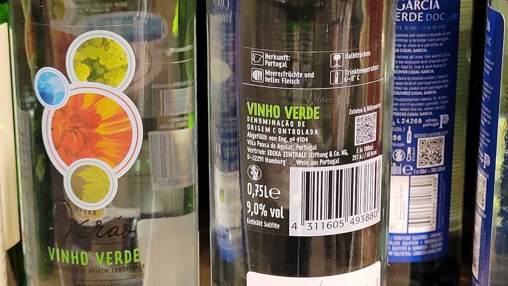 Test: Nahaufnahme der Flaschen des Vinho Verde mit Blick auf die Vorder und auch Rückseite.