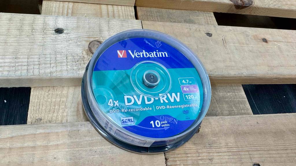 Getestet. DVD-RW-Rohlinge in der 10-Stück-Verpackungsbox liegen auf einer Holzpalette.