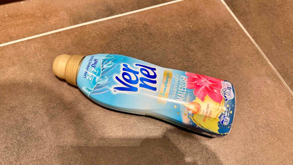 Die liegende Flasche des getesteten Weichspülers von Vernel.