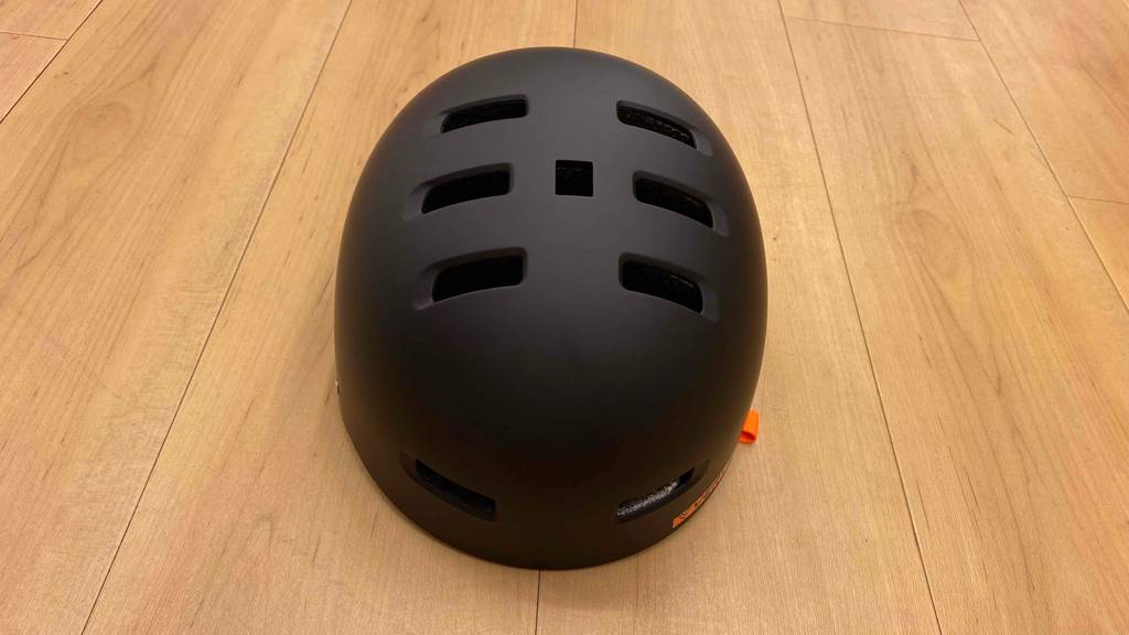 Skaterhelm getestet: schwarzer Skaterhelm von oben fotografiert liegt auf einem Boden.