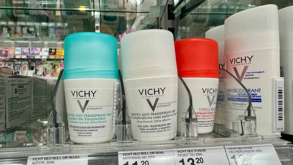 Test: Mehrere Vichy-Deos sind in einem Regal aufgestellt.