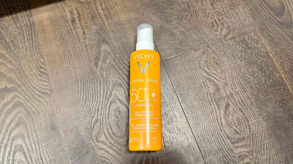 Die liegende Vichy-Sonnencreme, die getestet wurde, mir einem Lichtschutzfaktor 50+.