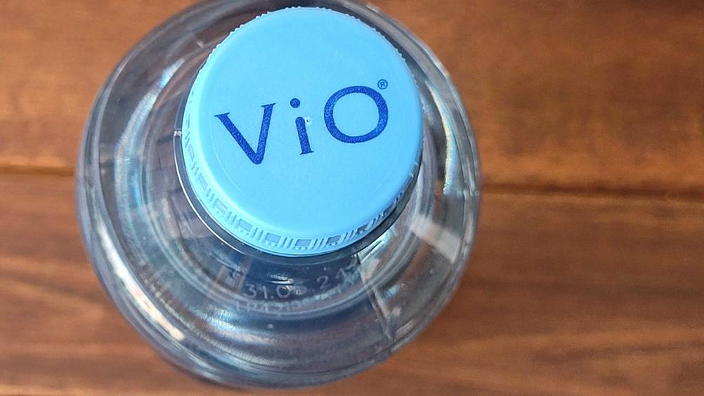Stilles-Mineralwasser-Test: verschlossenes stilles-Mineralwasser von oben ersichtlich.
