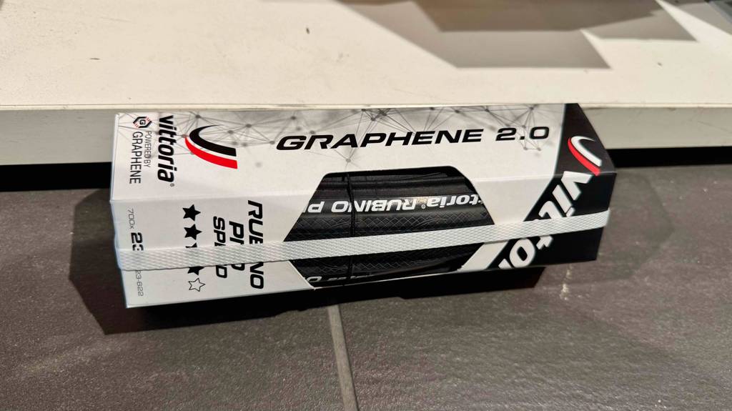 Im Test: Der Rennrad-Reifen (23-622) liegt innerhalb seiner Verpackung auf dem Boden.
