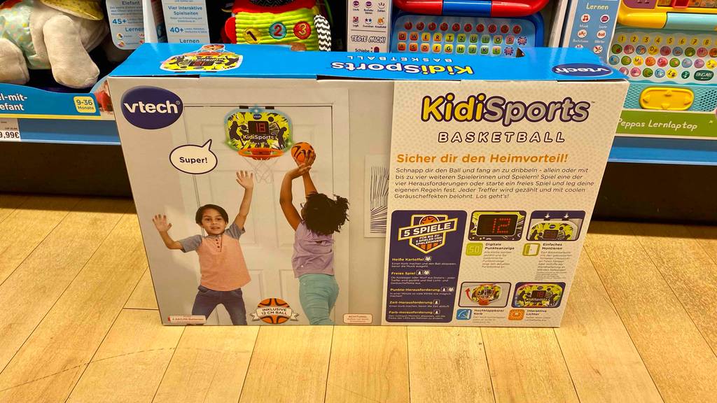 Im Test: Ein verpackter Kinder-Basketballkorb von hinten vor einem Regal.