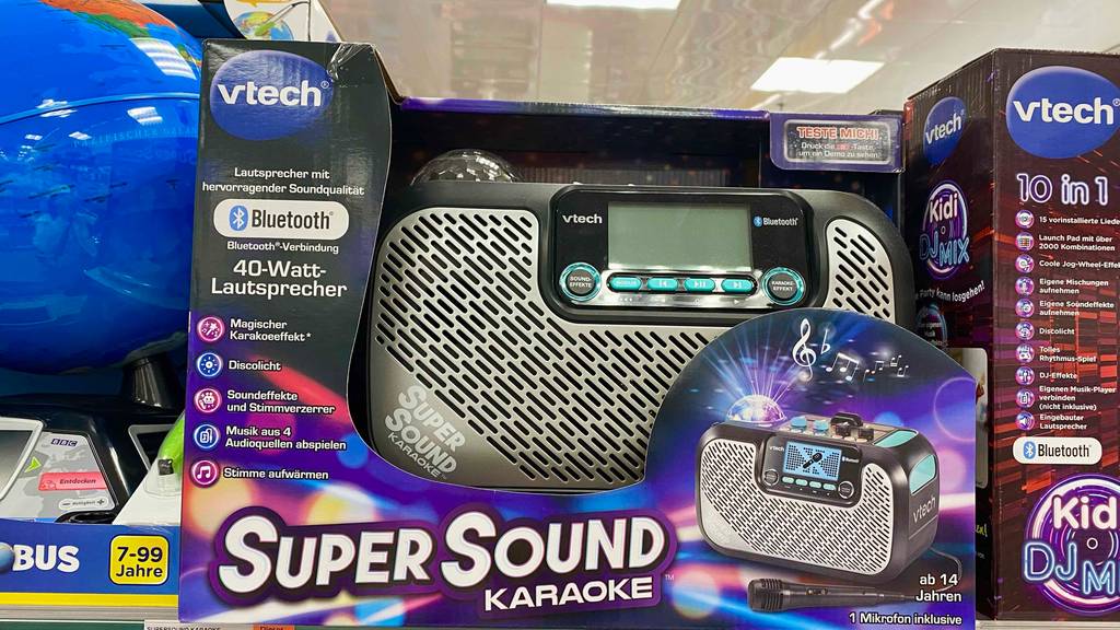 Kinder-Lautsprecher getestet: Kinder-Lautsprecher der Marke Vtech mit Discolicht, Spundeffekten, Stimmverzehr und Musik aus vier Audioquellen steht in einem Regal.