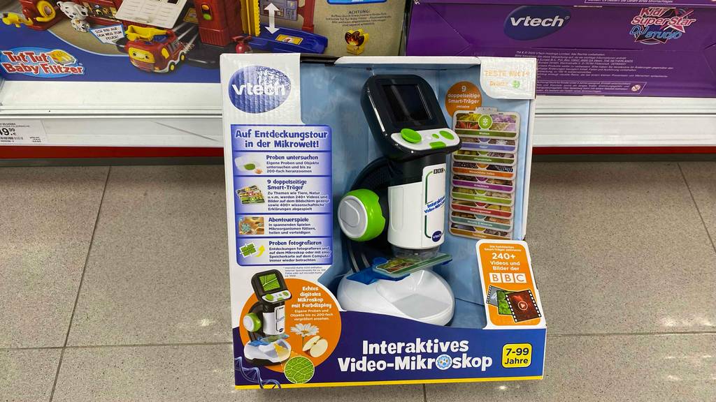Kinder-Mikroskop-Test: Kinder-Mikroskop für Kinder ab sieben Jahren steht in der Verpackung vor einem Regal.
