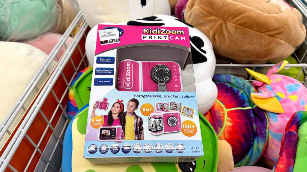 Im Test: Die VTech-Kinderkamera mit Zoom befindet sich in ihrer Verpackung auf Plüschtieren im Geschäft.