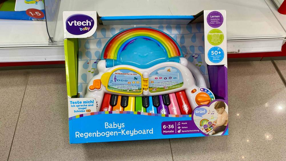 Kinderkeyboard-Test: Verpackung von Kinderkeyboard mit bunten Tasten und verschiedenen Melodien ist an einem Regal angelehnt.