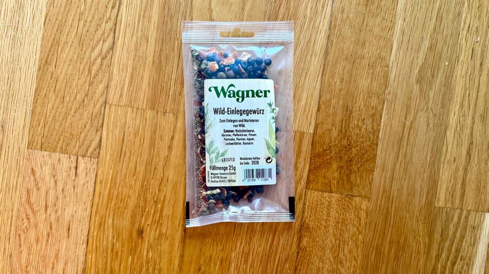 Das getestete Wagner-Gewürz liegt auf einem Holzboden.