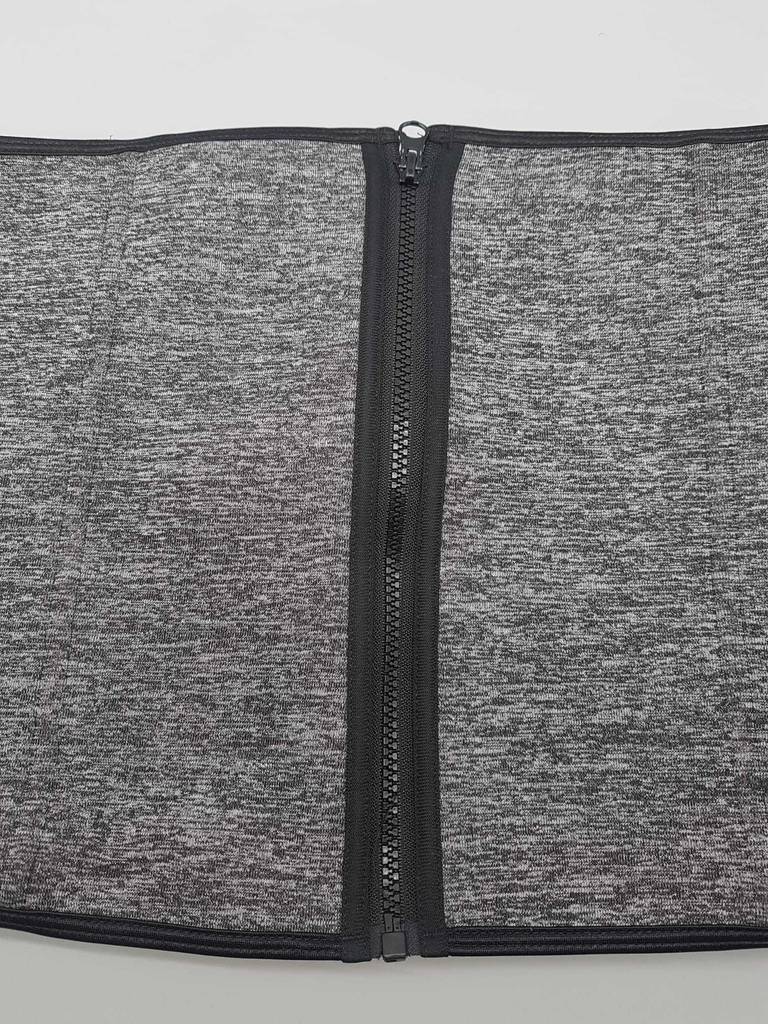 Der äußere Reißverschluss eines getesteten Waist-Trainers.