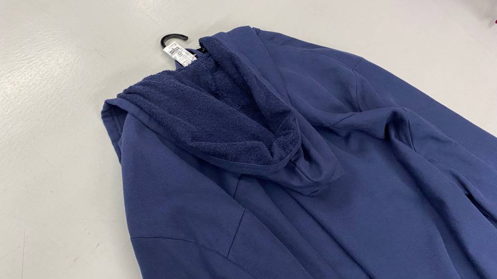 Bademantel-Herren getestet: Kapuze eines blauen Bademantels im Fokus.