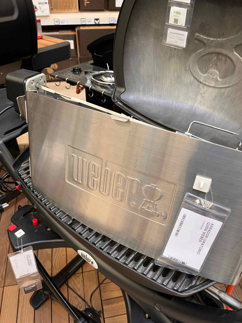 Weber-Gasgrill im Test: Nahaufnahme Grill Logo