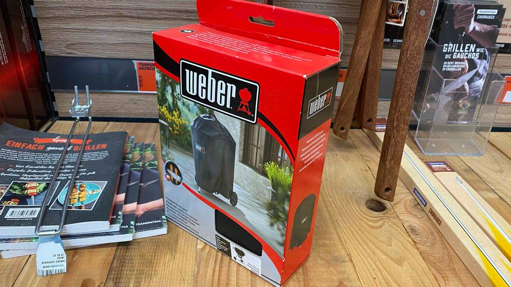 Grillabdeckung getestet: Eine Packung steht leicht seitlich auf einer Holzfläche.