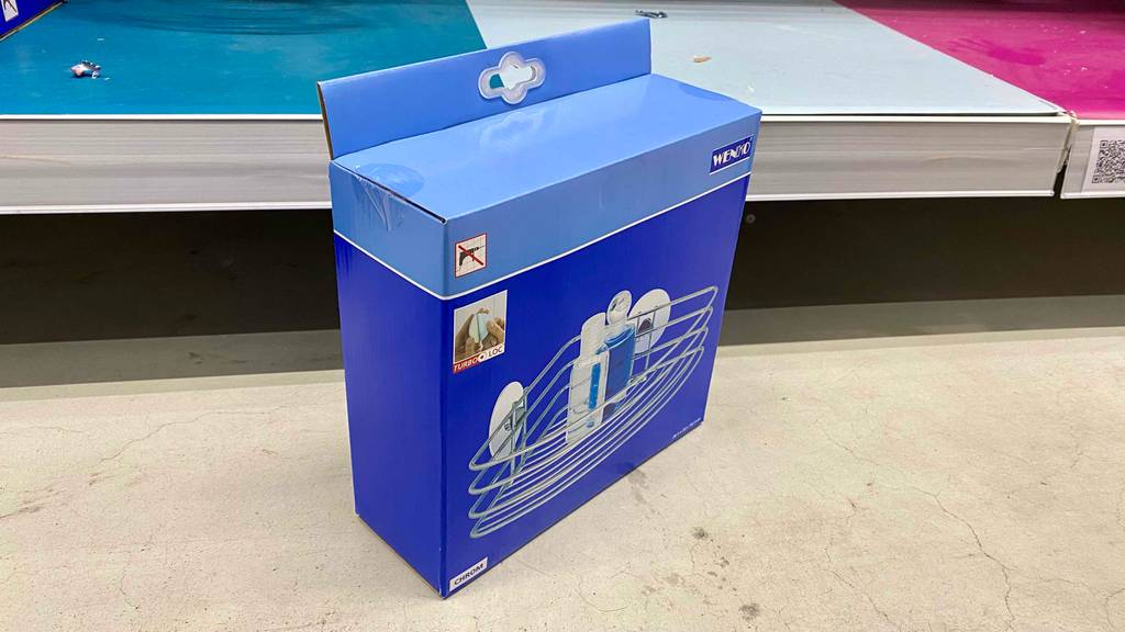 Duschablage Eck-Test: Eine Verpackung leicht schräg vor einem Regal.