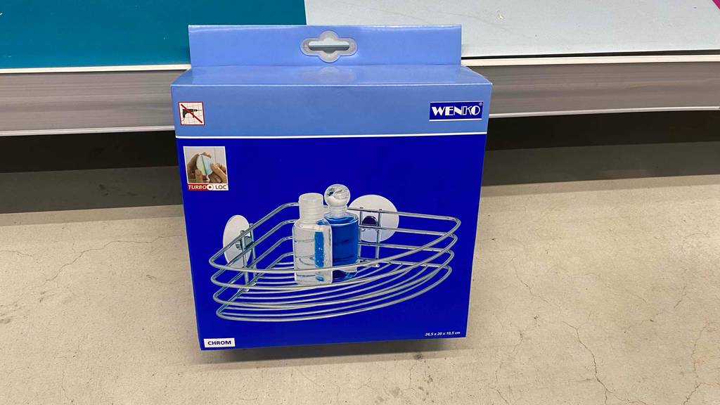 Duschablage Eck getestet: Ein verpacktes Produkt steht auf einem hellen Boden.