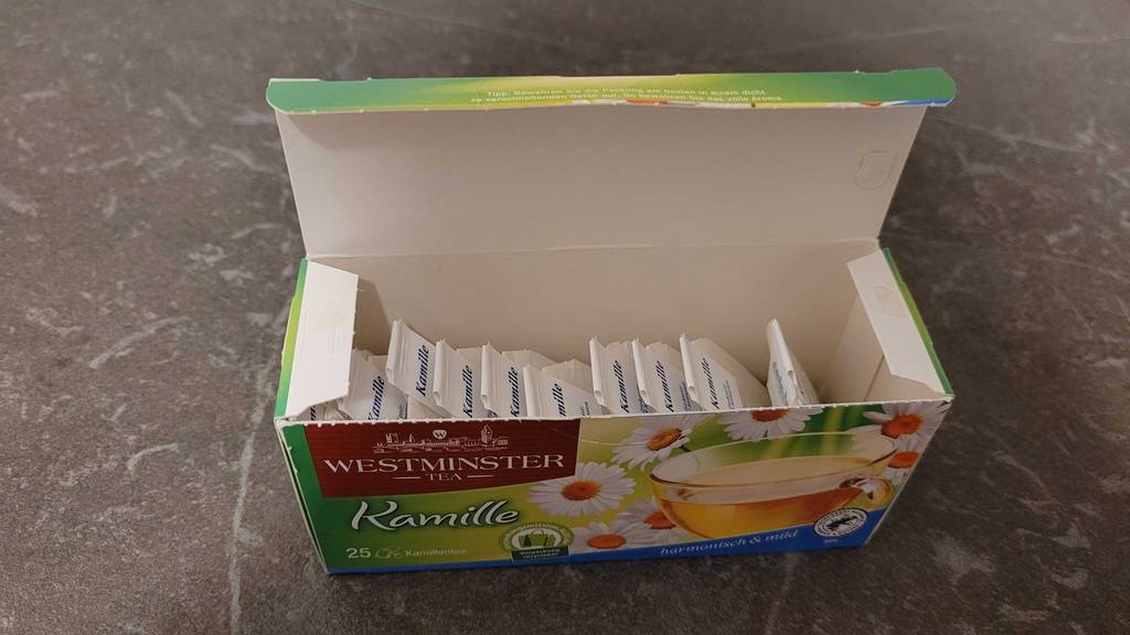 Eine geöffnete Packung des getesteten Kamillentees.