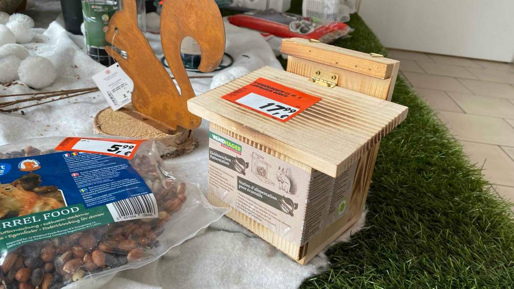 Getestetes Eichhörnchen-Futterhaus von der Vorderseite mit Verpackung und Preisschild aufgenommen.