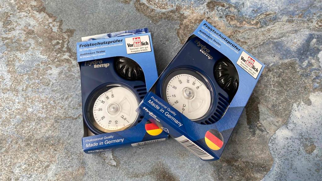Auf einem Steinboden liegen zwei Packungen des getesteten Frostschutzprüfers leicht übereinander