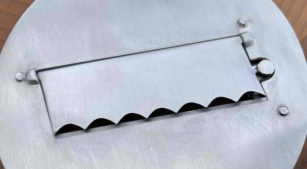 Trüffelhobel getestet: Nahaufnahme der Klinge eines Trüffelhobels.