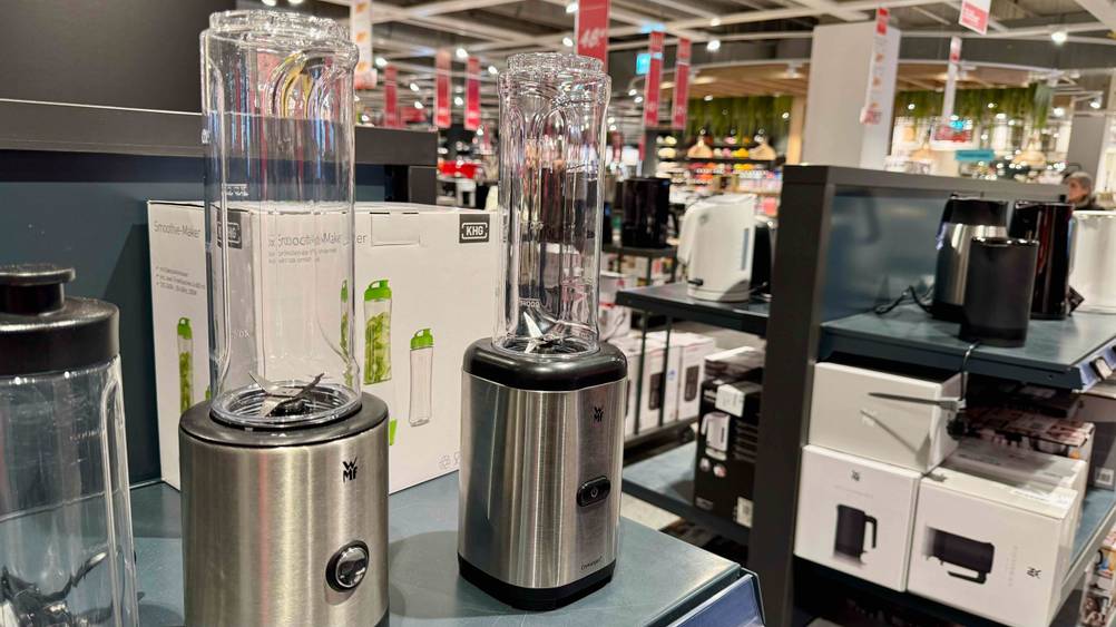 Zwei getestete WMF-Mixer stehen in einem Geschäft.