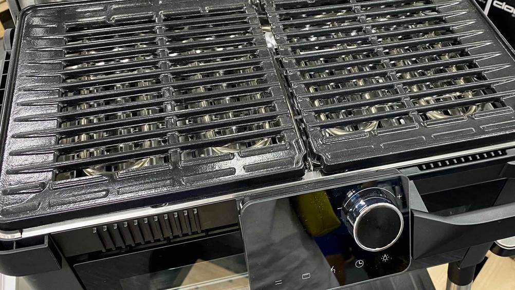 Nahaufnahme Bedienelement und Teile des Rostes eines getesteten WMF-Elektrogrills.