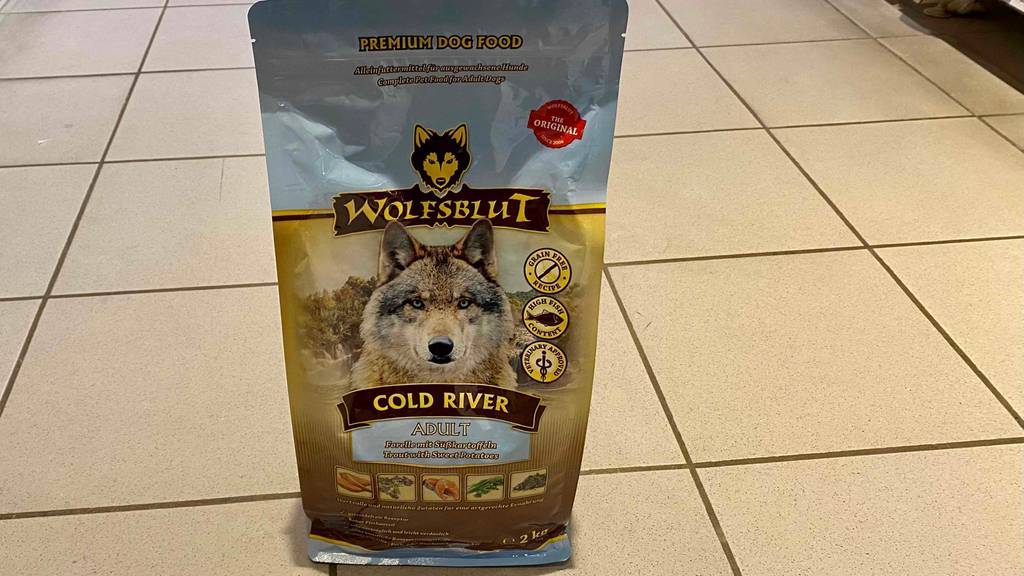 Wolfsblut-Hundefutter getestet: eine Packung Wolfsblut-Hundefutter für erwachsene Hunde mit 2 kg Inhalt.