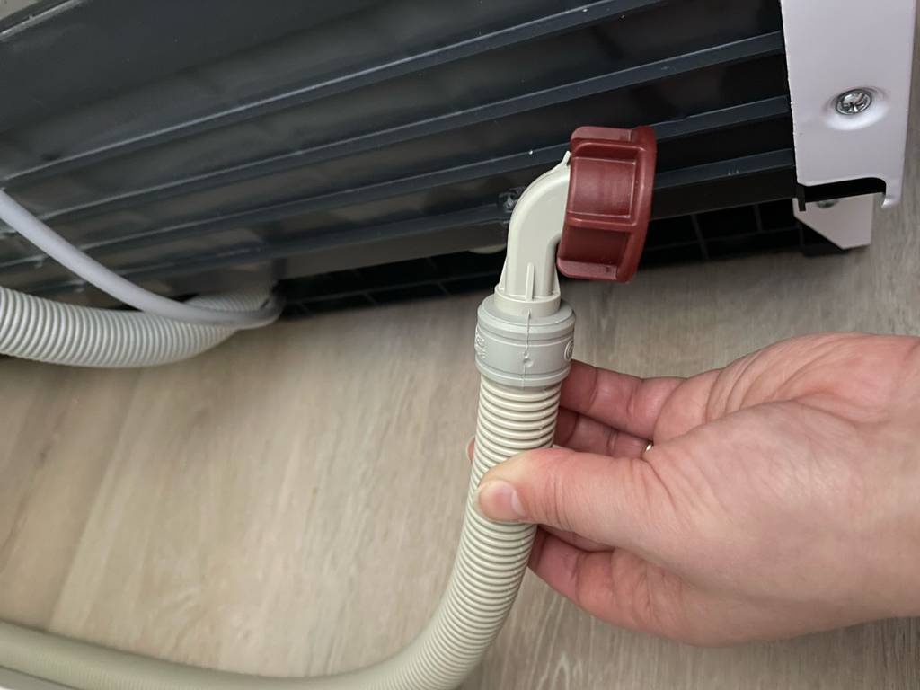 Detailansicht des Anschlusses eines Aquastop-Schlauchs im Test.