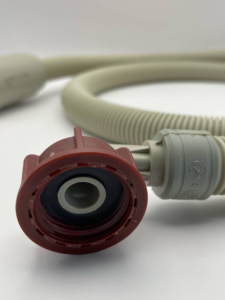 Detailansicht der Schraube inklusive Dichtung eines getesteten Aquastop-Schlauchs.
