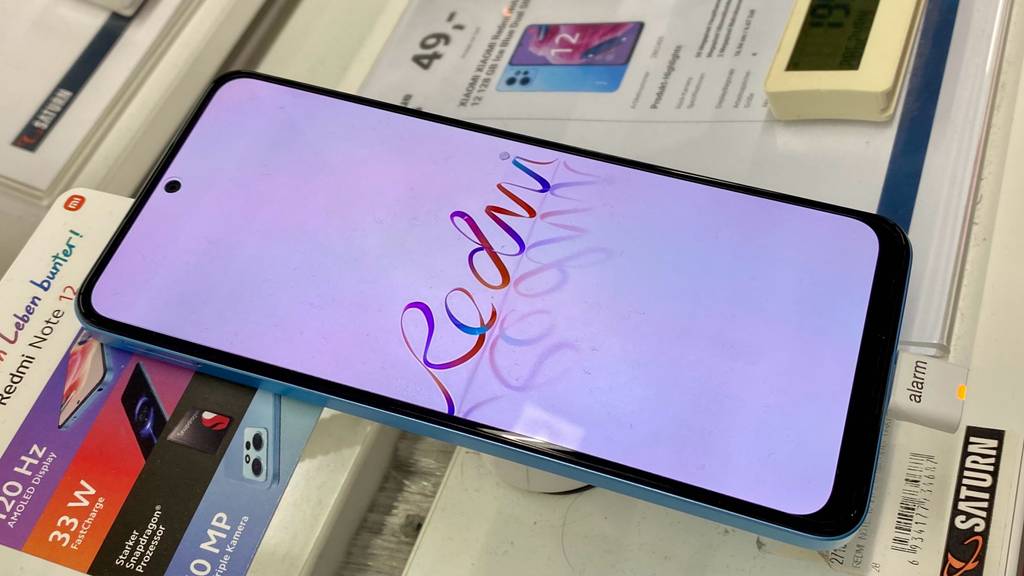 Xiaomi-Handy im Test: Xiaomi-Handy vo der Seite ersichtlich, mit eingeschaltetem Display.