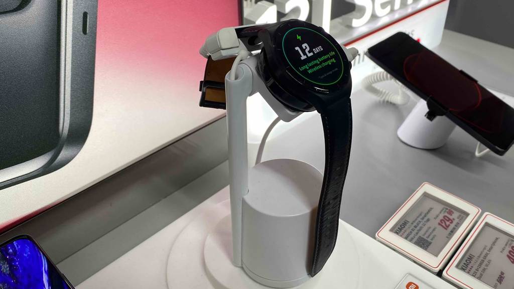 Im Test: Auf einem Ständer befindet sich eine Herren-Smartwatch für Android.