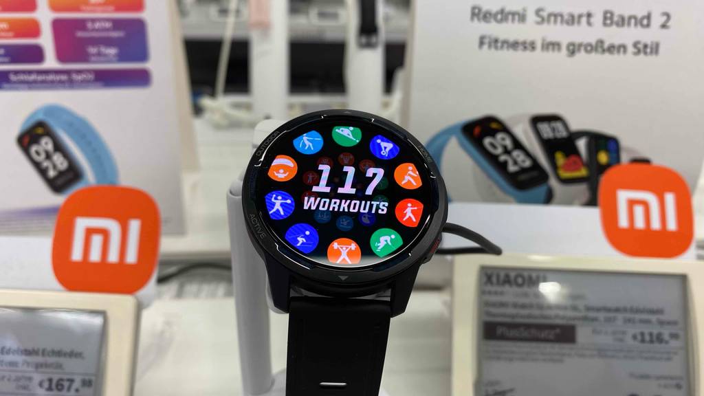 Im Test: Eine Xiaomi-Smartwatch von vorne auf einem Ständer.