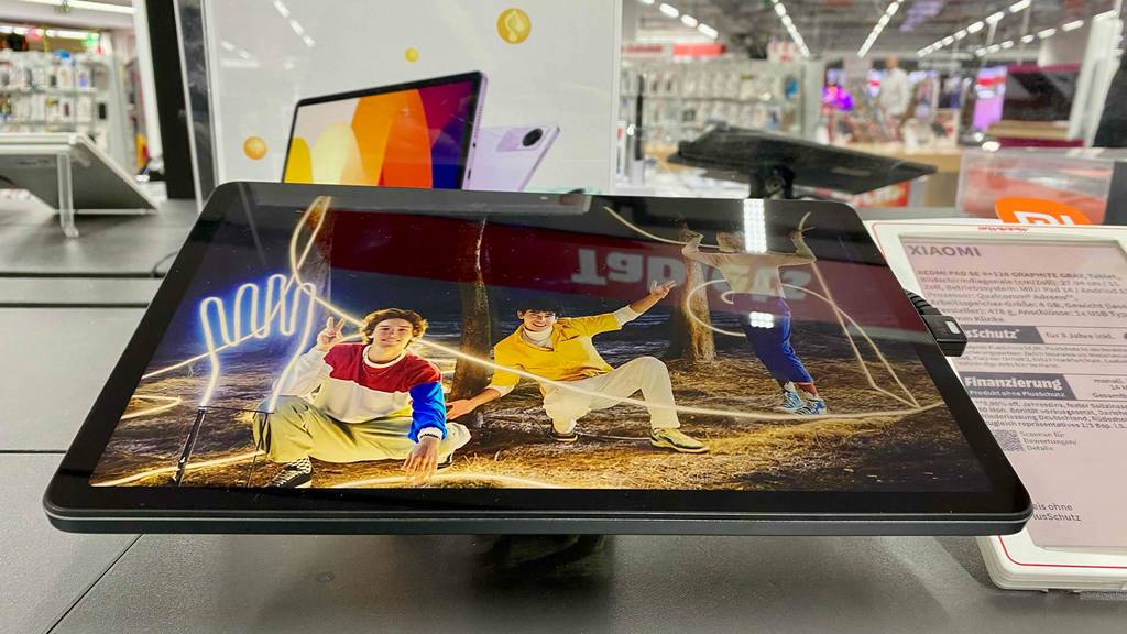 Im Test: Ein Gerät horizontal auf einem Ständer in einer Ausstellungsfläche.