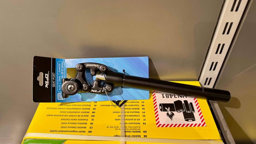 XLC-Sattelstütze-Test: Eine Sattelstütze liegt auf einem Karton.