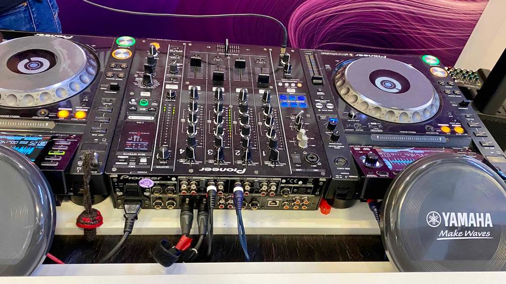 Dj-Controller getestet: Ein DJ-Controller Rückseite von schräg oben