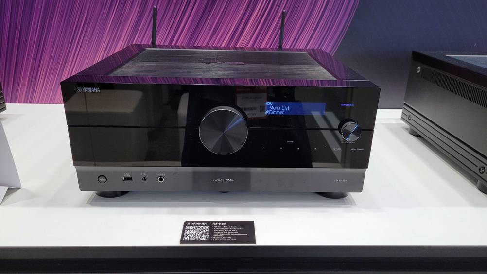 AV-Receiver im Test: Receiver ausgestellt auf heller Oberfläche