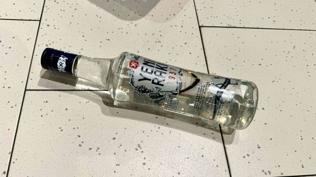 Test: Der Yeni-Raki liegt auf einem Boden.