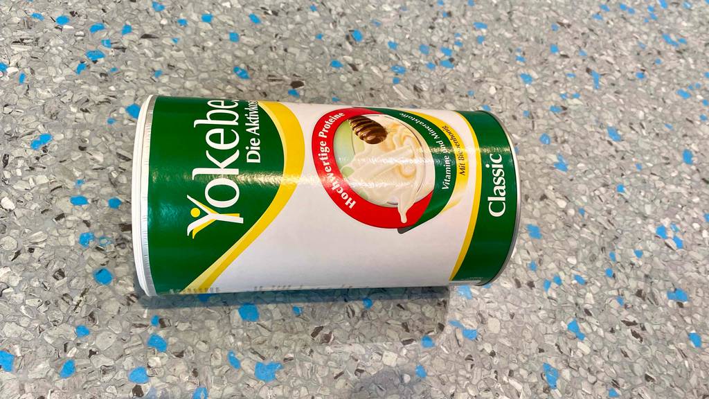 Yokebe getestet: eine Dose Yokebe Aktivkost liegt auf einem Boden.