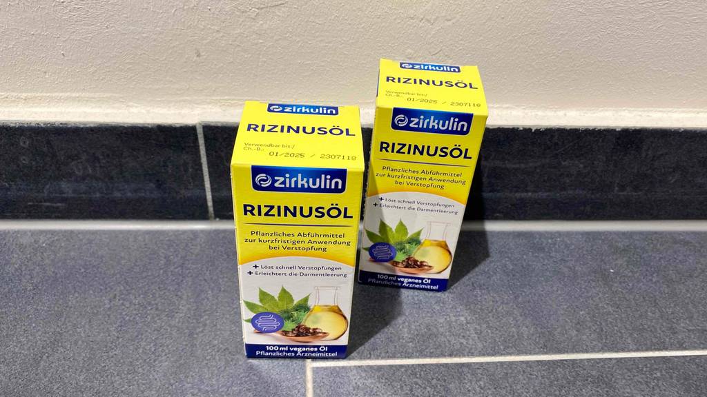 Rizinusöl-Test: zwei gelbe Packungen Rizinusöl mit 100 ml Inhalt stehen nebeneinander.