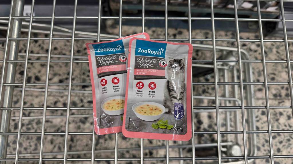 Zwei Packungen der getesteten Katzensuppe liegen in einem Einkaufswagen.