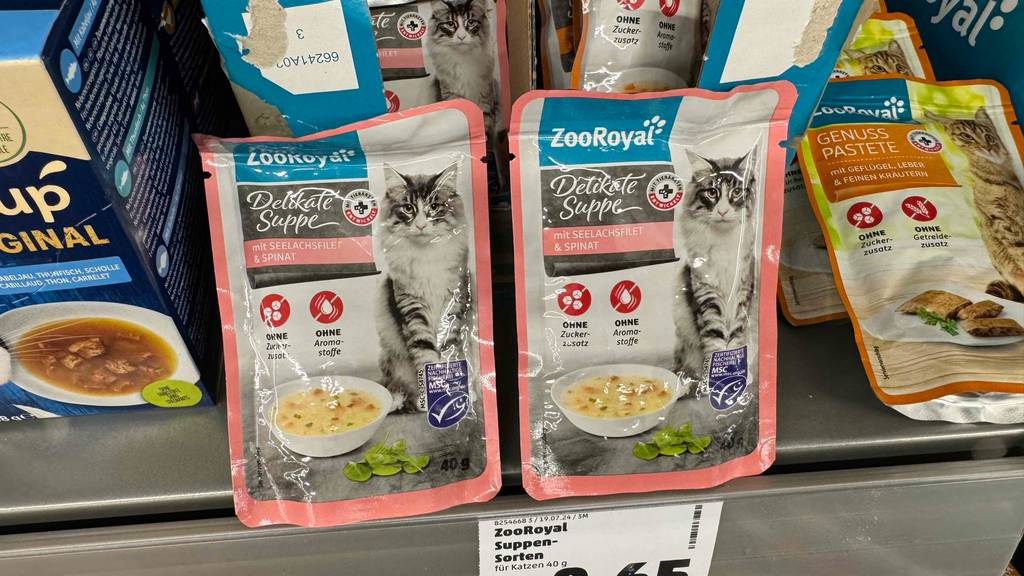 Die getesteten Katzensuppen befinden sich in einem Regal.