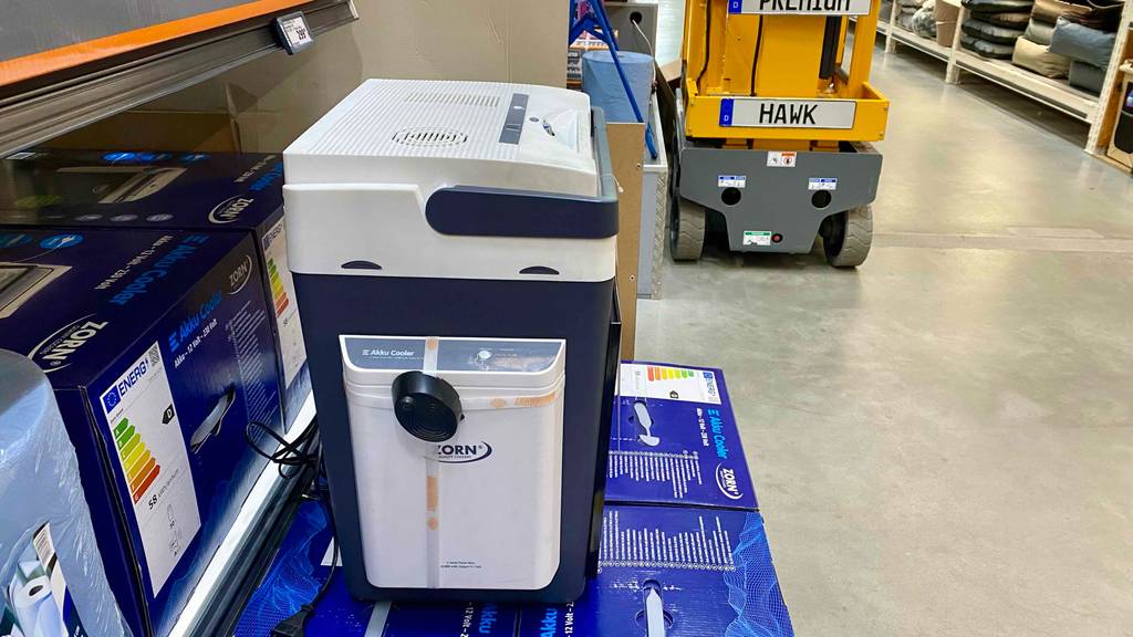 Kühlbox-30-Liter im Test: eine Kühlbox-30-Liter von der Seite ersichtlich.