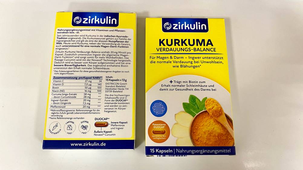 Kurkuma-Ingwer-Kapseln im Test: Eine Verpackung von der Vorderseite ersichtich auf einer weißen Fläche liegend und eine von der Rückseite ersichtlich mit Nährstoffangaben.