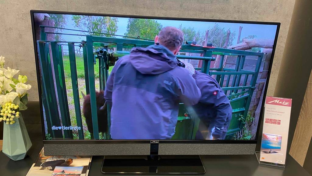 Getesteter 40-Zoll-Fernseher befindet sich auf einem Tisch. 
